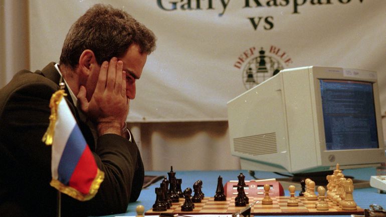1996 год. Гарри КАСПАРОВ в матче с Deep Blue. Фото АР 1996 год. Гарри КАСПАРОВ в матче с Deep Blue. Фото АР