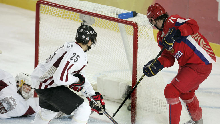 19 февраля 2006 года. Турин. Torino Esposizioni. Россия - Латвия - 9:2. Второй гол Ильи КОВАЛЬЧУКА в ворота Артура ИРБЕ. Фото REUTERS 19 февраля 2006 года. Турин. Torino Esposizioni. Россия - Латвия - 9:2. Второй гол Ильи КОВАЛЬЧУКА в ворота Артура ИРБЕ. Фото REUTERS