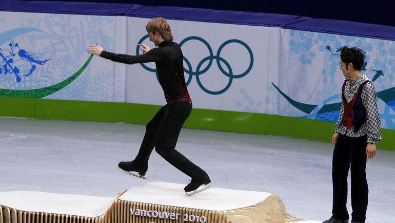 18 февраля. Ванкувер. Евгений ПЛЮЩЕНКО перескакивает первое место на подиуме на церемонии награждения. Фото REUTERS 18 февраля. Ванкувер. Евгений ПЛЮЩЕНКО перескакивает первое место на подиуме на церемонии награждения. Фото REUTERS