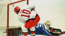 Павел БУРЕ забивает один из пяти голов в ворота сборной Финляндии в полуфинале Олимпиады-1998.