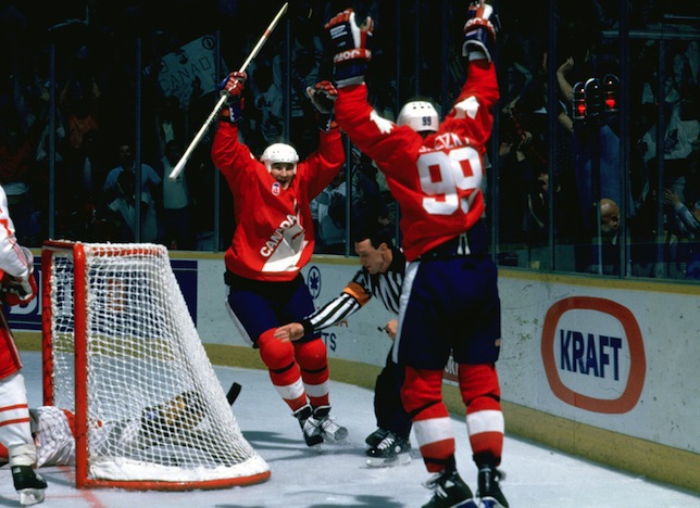 Марио ЛЕМЬЕ и Уэйн ГРЕТЦКИ празднуют гол в ворота сборной СССР. Фото thehockeynews.com Марио ЛЕМЬЕ и Уэйн ГРЕТЦКИ празднуют гол в ворота сборной СССР. Фото thehockeynews.com