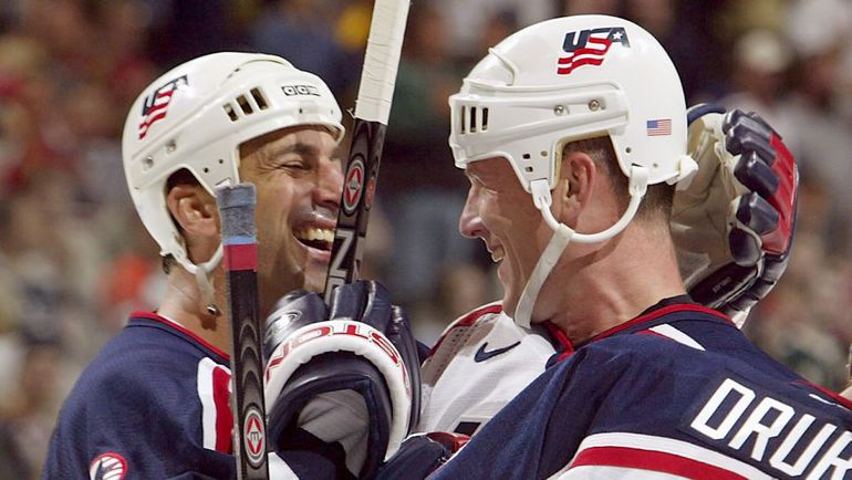 Кит ТКАЧУК празднует победу над сборной России в четвертьфинале Кубка мира-2004. Кит ТКАЧУК празднует победу над сборной России в четвертьфинале Кубка мира-2004.