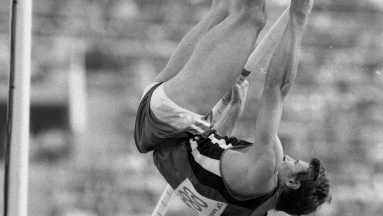 Сергей БУБКА после неудачи в Барселоне-1992 продолжил гонку за рекордами. В 1993-м он установил планку на отметке 6,15 в зале, а в 1994-м - 6,14 на стадионе. Фото Дмитрий СОЛНЦЕВ Сергей БУБКА после неудачи в Барселоне-1992 продолжил гонку за рекордами. В 1993-м он установил планку на отметке 6,15 в зале, а в 1994-м - 6,14 на стадионе. Фото Дмитрий СОЛНЦЕВ