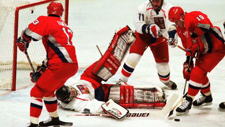 22 февраля 1998 года. Нагано. Россия - Чехия - 0:1. Один из 20 сэйвов Доминика ГАШЕКА. Фото REUTERS 22 февраля 1998 года. Нагано. Россия - Чехия - 0:1. Один из 20 сэйвов Доминика ГАШЕКА. Фото REUTERS