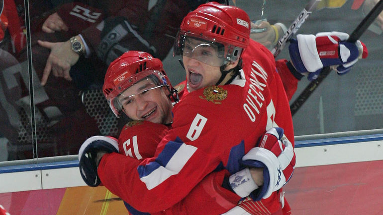 22 февраля 2006 года. Турин. Torino Espozisioni. Россия - Канада - 2:0. Федор ТЮТИН (слева) и герой матча Александр ОВЕЧКИН. Фото Александр ВИЛЬФ 22 февраля 2006 года. Турин. Torino Espozisioni. Россия - Канада - 2:0. Федор ТЮТИН (слева) и герой матча Александр ОВЕЧКИН. Фото Александр ВИЛЬФ