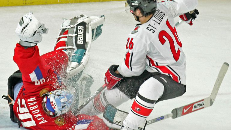 Герой матча голкипер Евгений НАБОКОВ спасает ворота сборной России после прохода нападающего Мартина САН-ЛУИ. Фото Александр ВИЛЬФ Герой матча голкипер Евгений НАБОКОВ спасает ворота сборной России после прохода нападающего Мартина САН-ЛУИ. Фото Александр ВИЛЬФ