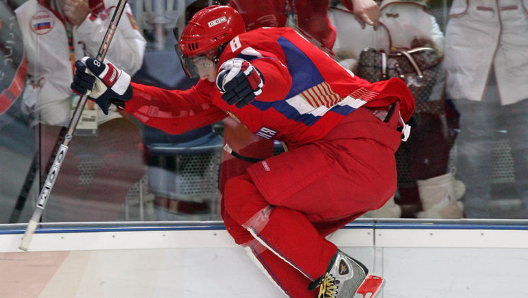 Александр ОВЕЧКИН празднует гол в ворота канадцев излюбленным способом - прыжком на борт. Фото Александр ВИЛЬФ Александр ОВЕЧКИН празднует гол в ворота канадцев излюбленным способом - прыжком на борт. Фото Александр ВИЛЬФ