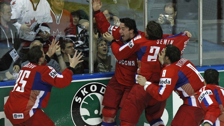 18 мая 2008 года. Квебек. Канада - Россия - 4:5. Мгновение назад Илья КОВАЛЬЧУК принес стране долгожданное золото чемпионата мира. Фото AFP 18 мая 2008 года. Квебек. Канада - Россия - 4:5. Мгновение назад Илья КОВАЛЬЧУК принес стране долгожданное золото чемпионата мира. Фото AFP