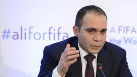 Футбол и прозрачно-непрозрачные кабины