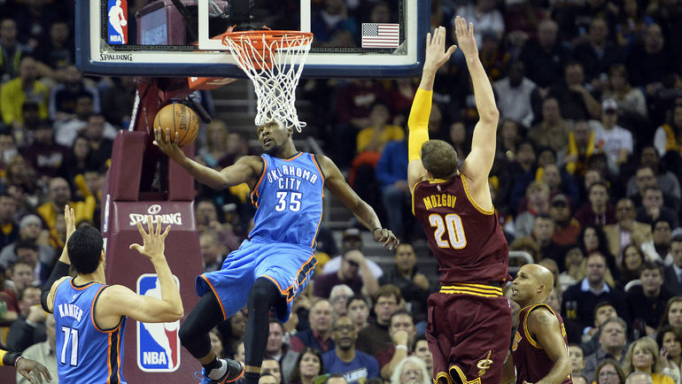 Кевин ДЮРАНТ набирает два очка на глазаг Тимофея МОЗГОВА. Фото REUTERS Кевин ДЮРАНТ набирает два очка на глазаг Тимофея МОЗГОВА. Фото REUTERS