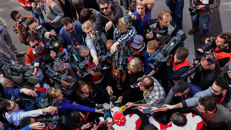 23 февраля. Барселона. Себастьян ФЕТТЕЛЬ в окружении журналистов во второй испытательный день. Фото AFP 23 февраля. Барселона. Себастьян ФЕТТЕЛЬ в окружении журналистов во второй испытательный день. Фото AFP