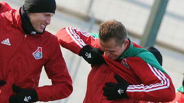 Среда. Москва. Дмитрий ТАРАСОВ (справа) и Ян ДЮРИЦА на тренировке