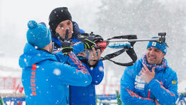 Алексей ВОЛКОВ (слева), Артем ДЗЮБА (в центре) и Рикко ГРОСС на биатлонном стрельбище.