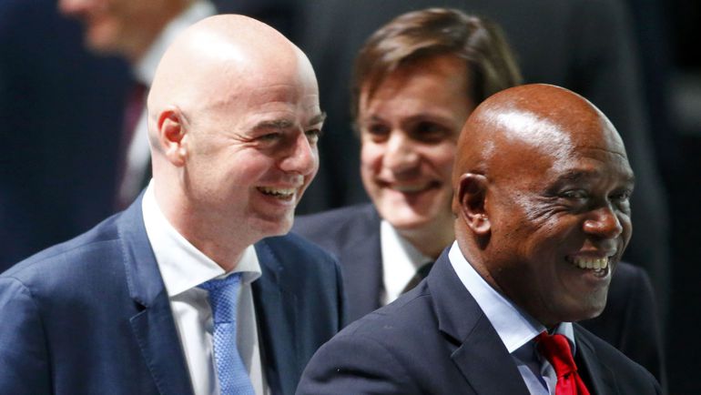 Сегодня. Цюрих. Джанни ИНФАНТИНО и Токио СЕКСВАЛЕ. Фото REUTERS Сегодня. Цюрих. Джанни ИНФАНТИНО и Токио СЕКСВАЛЕ. Фото REUTERS