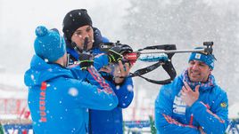 Пятница. Токсово. Алексей ВОЛКОВ (слева), Артем ДЗЮБА (в центре) и Рикко ГРОСС на биатлонном стрельбище.