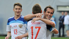 7 июня 2015 года. Химки. Россия - Белоруссия - 4:2. Алексей МИРАНЧУК (№ 13) и Олег ШАТОВ поздравляют Александра КЕРЖАКОВА с забитым голом - пока последним в составе сборной России.