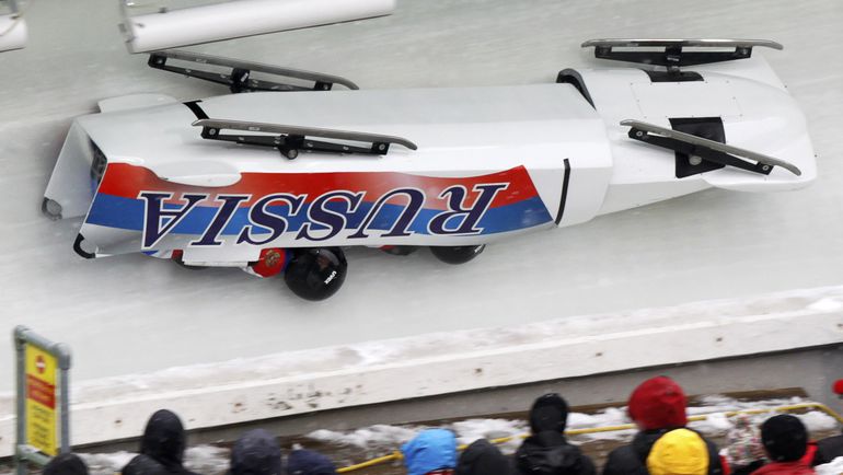 26 февраля 2010 года. Уистлер. Печальным символом выступления России на Играх-2010 стала авария боба четверки Александра ЗУБКОВА в первом же заезде. Фото REUTERS 26 февраля 2010 года. Уистлер. Печальным символом выступления России на Играх-2010 стала авария боба четверки Александра ЗУБКОВА в первом же заезде. Фото REUTERS