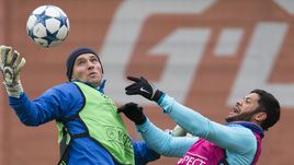 ХАЛК (справа) получил заманчивое предложение из Китая. Но остался в