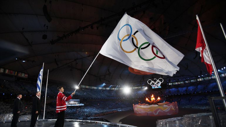 28 февраля 2010 года. Ванкувер. Передача флага Сочи. Фото AFP 28 февраля 2010 года. Ванкувер. Передача флага Сочи. Фото AFP