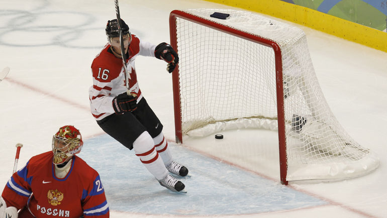 Очередная шайба в воротах Евгения НАБОКОВА. Фото Александр ВИЛЬФ Очередная шайба в воротах Евгения НАБОКОВА. Фото Александр ВИЛЬФ