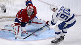 Дебютант сборной России Владислав НАМЕСТНИКОВ обыгрывает вратаря сборной Канады Кэри ПРАЙСА.