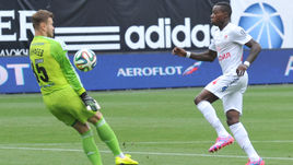 Капитан ЦСКА Игорь АКИНФЕЕВ останавливает удар хавбека