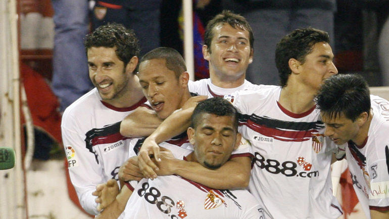 60-я минута. Александр КЕРЖАКОВ и его партнеры поздравляют с голом ДАНИЭЛА АЛВЕСА. Фото REUTERS 60-я минута. Александр КЕРЖАКОВ и его партнеры поздравляют с голом ДАНИЭЛА АЛВЕСА. Фото REUTERS