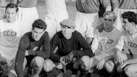 Владимир МАСЛАЧЕНКО (в центре).