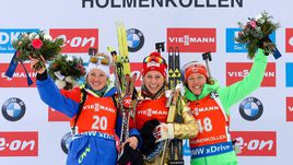 Суббота. Холменколлен. Мари ДОРЕН-АБЕР, Тириль ЭКХОФФ и Лаура ДАЛЬМАЙер с медалями чемпионата мира.