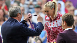 Президент ФТР Шамиль ТАРПИЩЕВ вручает Марии ШАРАПОВОЙ серебряную медаль Олимпийских игр-2012.