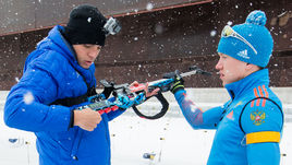 26 февраля. Кавголово. Алексей ВОЛКОВ (справа) во время подготовки к ЧМ учил стрелять форварда "Зенита" Артема ДЗЮБУ.