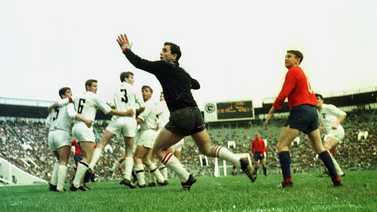 2 июня 1968 года. Вратарь Анзор КАВАЗАШВИЛИ. Фото Анатолий БОЧИНИН. 2 июня 1968 года. Вратарь Анзор КАВАЗАШВИЛИ. Фото Анатолий БОЧИНИН.