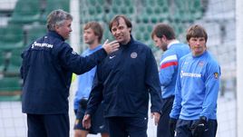 2007 год. Главный тренер сборной России Гус ХИДДИНК, его помощник Александр БОРОДЮК и нападающий Андрей АРШАВИН.