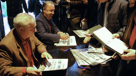 15 марта. Москва. Георгий ЯРЦЕВ и Валерий ГАЗЗАЕВ: автограф-сессия после жеребьевки ТДК.