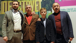 Вторник. Москва. Георгий ЯРЦЕВ и Валерий ГАЗЗАЕВ на жеребьевке ТДК: фото на память.