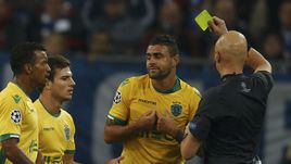 21 октября 2014 года. Гельзенкирхен. "Шальке"- "Спортинг" - 4:3. В этом матче Сергей КАРАСЕВ (справа) удалил футболиста гостевой команды, а судьбу игры решил пенальти.