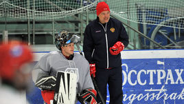 Виталий ПРОХОРОВ (справа) считает полезным участие возглавляемой им юниорской сборной России в МХЛ.