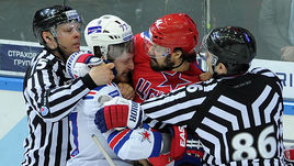 3 апреля 2015 года. Москва. Кубок Гагарина. 1/2 финала. Пятый матч. ЦСКА - СКА - 2:6. Драка Евгения АРТЮХИНА и Антона БЕЛОВА.