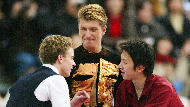 21 марта 2002 года. Нагано. Абсолютный чемпион сеона-2002 Алексей ЯГУДИН (в центре) и его почтительные соседи по пьедесталу ЧМ - Такеши ХОНДА (справа) и Тимоти ГЕБЕЛЬ. Фото REUTERS 21 марта 2002 года. Нагано. Абсолютный чемпион сеона-2002 Алексей ЯГУДИН (в центре) и его почтительные соседи по пьедесталу ЧМ - Такеши ХОНДА (справа) и Тимоти ГЕБЕЛЬ. Фото REUTERS