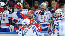 В этот раз противостояние двух армейских клубов может пройти без дуэли Ильи КОВАЛЬЧУКА (справа, на скамейке) и Александра РАДУЛОВА.