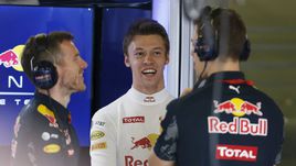 Даниил КВЯТ (в центре) общается с механиками в боксах на