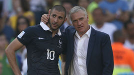 4 июля 2014 года. Рио-де-Жанейро. Франция - Германия - 0:1. Дидье ДЕШАМ утешает Карима БЕНЗЕМА после поражения в четвертьфинале чемпионата мира.