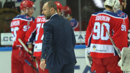 Вторник. Москва. ЦСКА - СКА - 3:0. Главный тренер питерских армейцев Сергей ЗУБОВ.