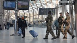 Вчера. Страсбур. После терактов в Бельгии к патрулированию вокзалов и аэропортов во Франции подключились военные.
