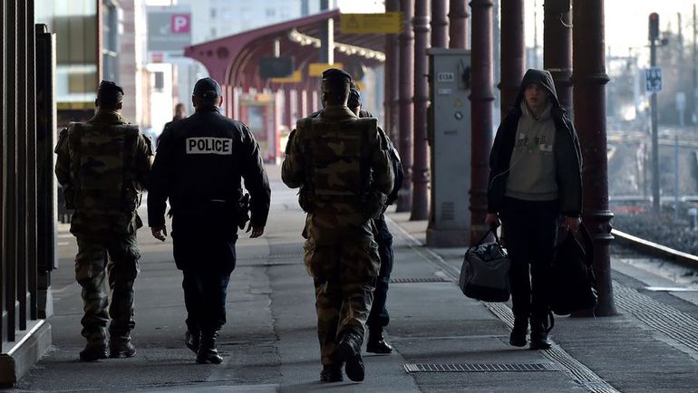 Вчера. Страсбур. Военные патрулируют вокзал. Фото AFP Вчера. Страсбур. Военные патрулируют вокзал. Фото AFP