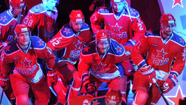 Вчера. Москва. ЦСКА - СКА - 3:0. Игроки армейцев рвутся на лед.