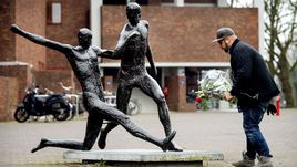 Четверг. Болельщики по всему миру почтили память легендарного Йохана Кройфа.