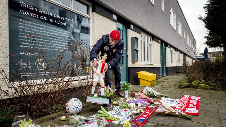 Четверг. Амстердам. Мемориал около дома Йохана Кройфа. Фото REUTERS Четверг. Амстердам. Мемориал около дома Йохана Кройфа. Фото REUTERS