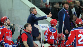 24 марта. Москва. ЦСКА - СКА - 3:2. Александр РАДУЛОВ и Дмитрий КВАРТАЛЬНОВ на скамейке хозяев.