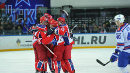 Четверг. Москва. ЦСКА - СКА - 3:2. Хозяева празднуют одну из шайб Джеффа Плэтта.